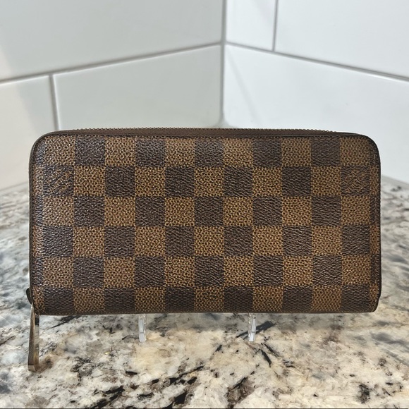 Authentic Louis Vuitton Zippy Wallet - Picture 1 of 8